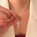 Collar Hv Hermanas Villegas de plata 925 con cadena grumet y dije de cruz latina engastado con circonias brillantes