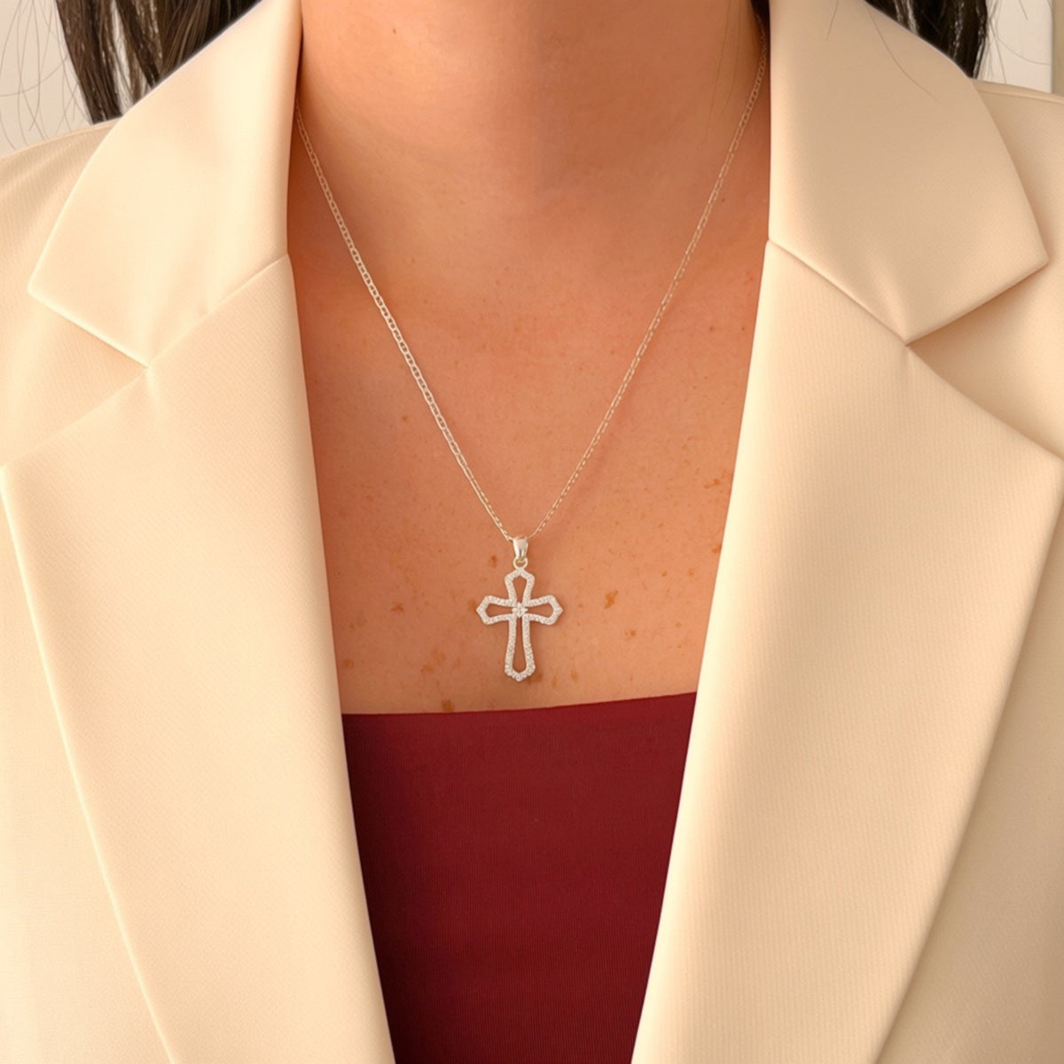 Cadena de plata 925 tejido Valentino con dije de cruz calada y circonias de la marca Hv Hermanas Villegas