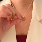 Collar Hv Hermanas Villegas de plata 925 con cadena tejido Singapur y dije de cruz latina pulida en cuello femenino