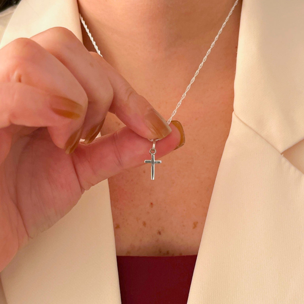 Collar Hv Hermanas Villegas de plata 925 con cadena tejido Singapur y dije de cruz latina pulida en cuello femenino