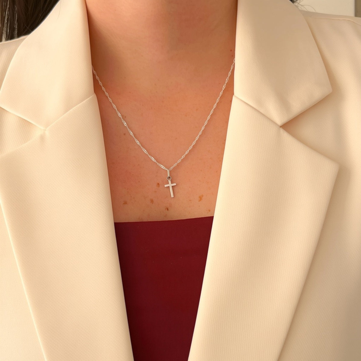 Cadena de plata 925 Hv Hermanas Villegas con tejido Singapur y dije de cruz latina minimalista pulida
