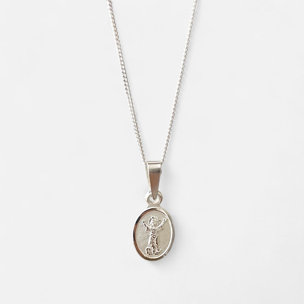 Collar Hv Hermanas Villegas de plata 925 con cadena fina y medalla ovalada del Divino Niño en relieve texturizado