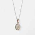 Collar Hv Hermanas Villegas de plata 925 con cadena fina y medalla ovalada del Divino Niño en relieve texturizado