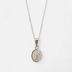 Collar Hv Hermanas Villegas de plata 925 con cadena fina y medalla ovalada del Divino Niño en relieve texturizado