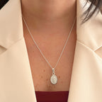 Collar de plata 925 Hv Hermanas Villegas con medalla ovalada del Divino Niño en relieve sobre cadena tejido Singapur