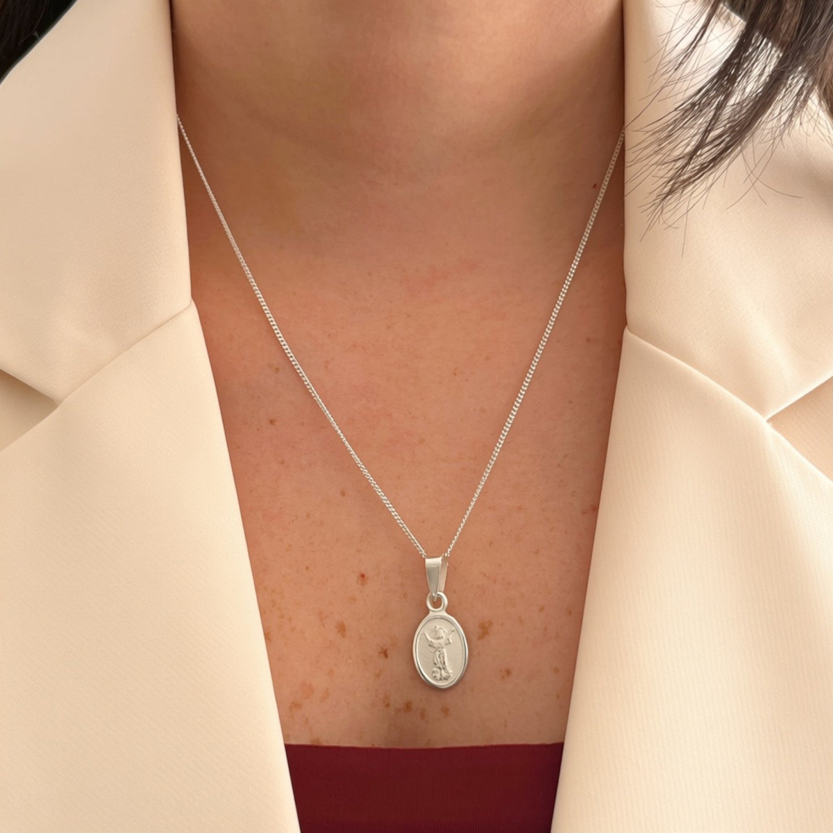 Collar de plata 925 Hv Hermanas Villegas con medalla ovalada del Divino Niño en relieve sobre cadena tejido Singapur