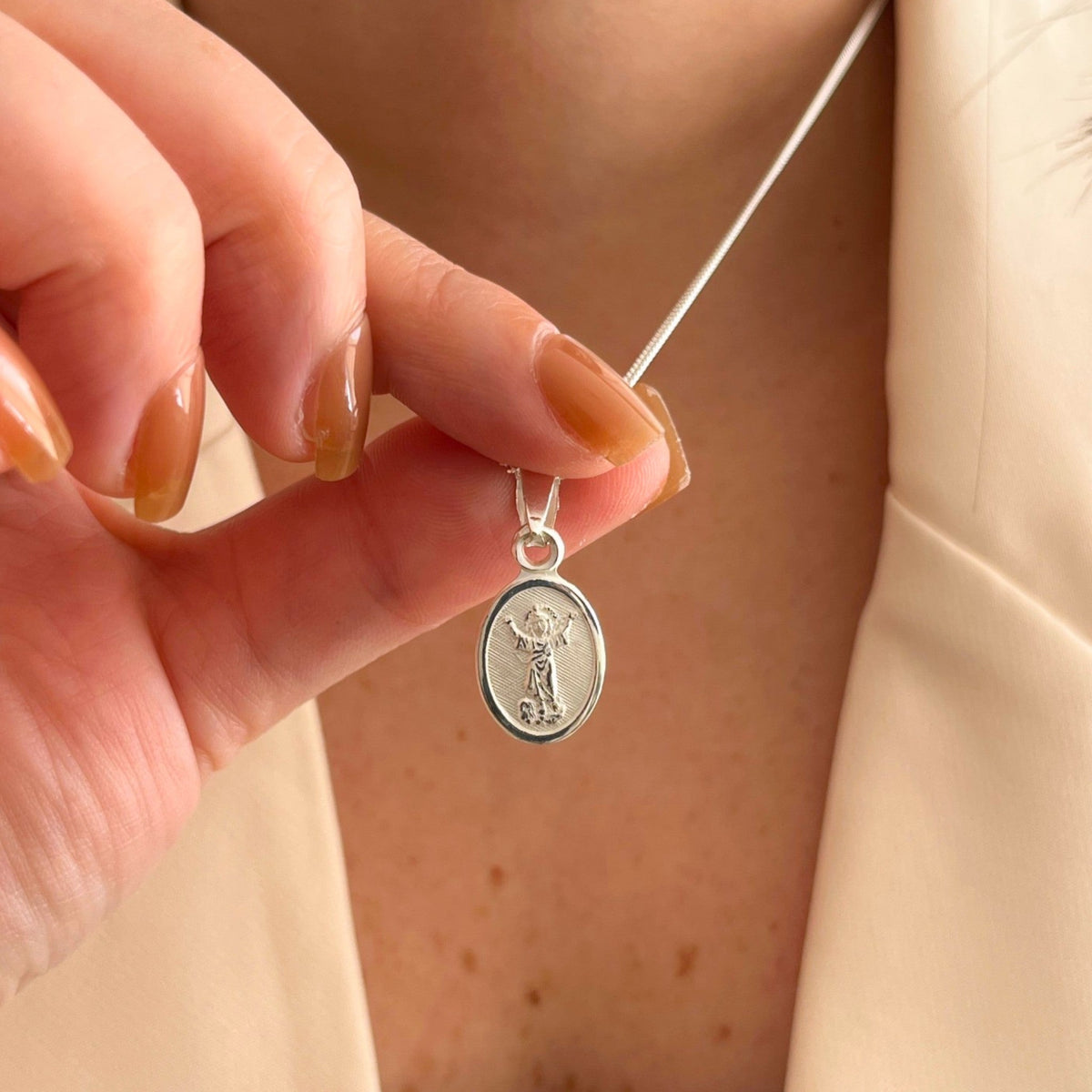Cadena de plata 925 Hv Hermanas Villegas con medalla ovalada del Divino Niño Jesús en relieve sobre fondo texturizado