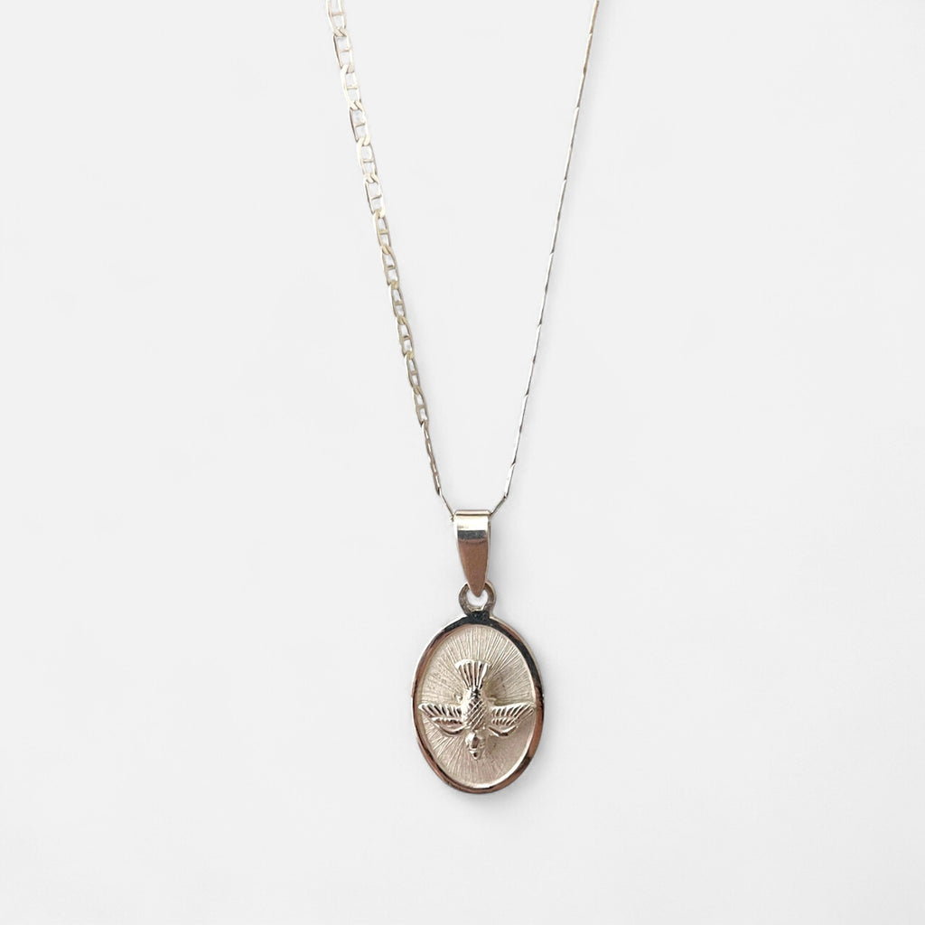 Collar Hv Hermanas Villegas de plata 925 con cadena Cartier y medalla ovalada del Espíritu Santo con fondo radiado.