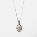 Collar Hv Hermanas Villegas de plata 925 con cadena Cartier y medalla ovalada del Espíritu Santo con fondo radiado.