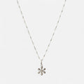Collar Hv Hermanas Villegas de plata 925 con cadena tejido Singapur y dije de flor lisa, diseño femenino y versátil.