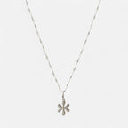 Collar Hv Hermanas Villegas de plata 925 con cadena tejido Singapur y dije de flor lisa, diseño femenino y versátil.