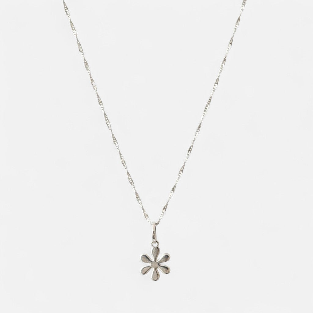 Collar Hv Hermanas Villegas de plata 925 con cadena tejido Singapur y dije de flor lisa, diseño femenino y versátil.