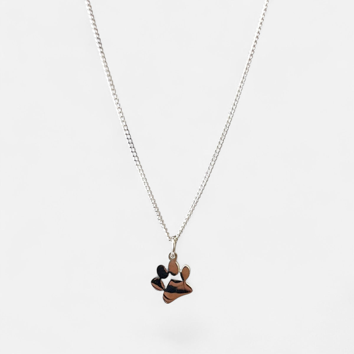 Cadena de plata 925 Hv Hermanas Villegas con dije de huellita de mascota en tejido Grumet, diseño tierno y moderno.