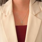Cadena de plata 925 Hv Hermanas Villegas con dije de huellita de mascota, estilo elegante sobre blazer crema
