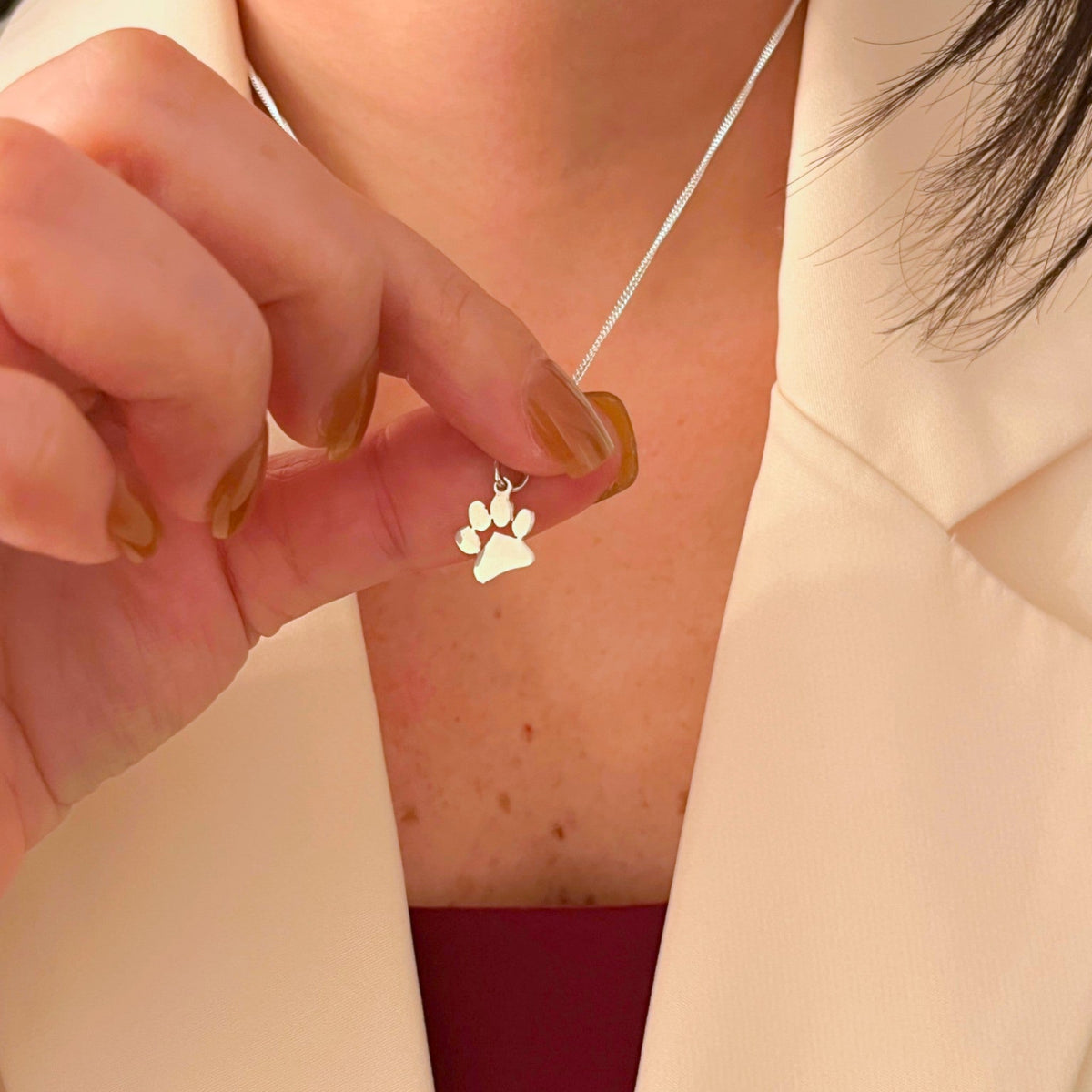 Cadena de plata 925 Hv Hermanas Villegas con dije de huellita de mascota, diseño tierno y moderno para pet lovers.