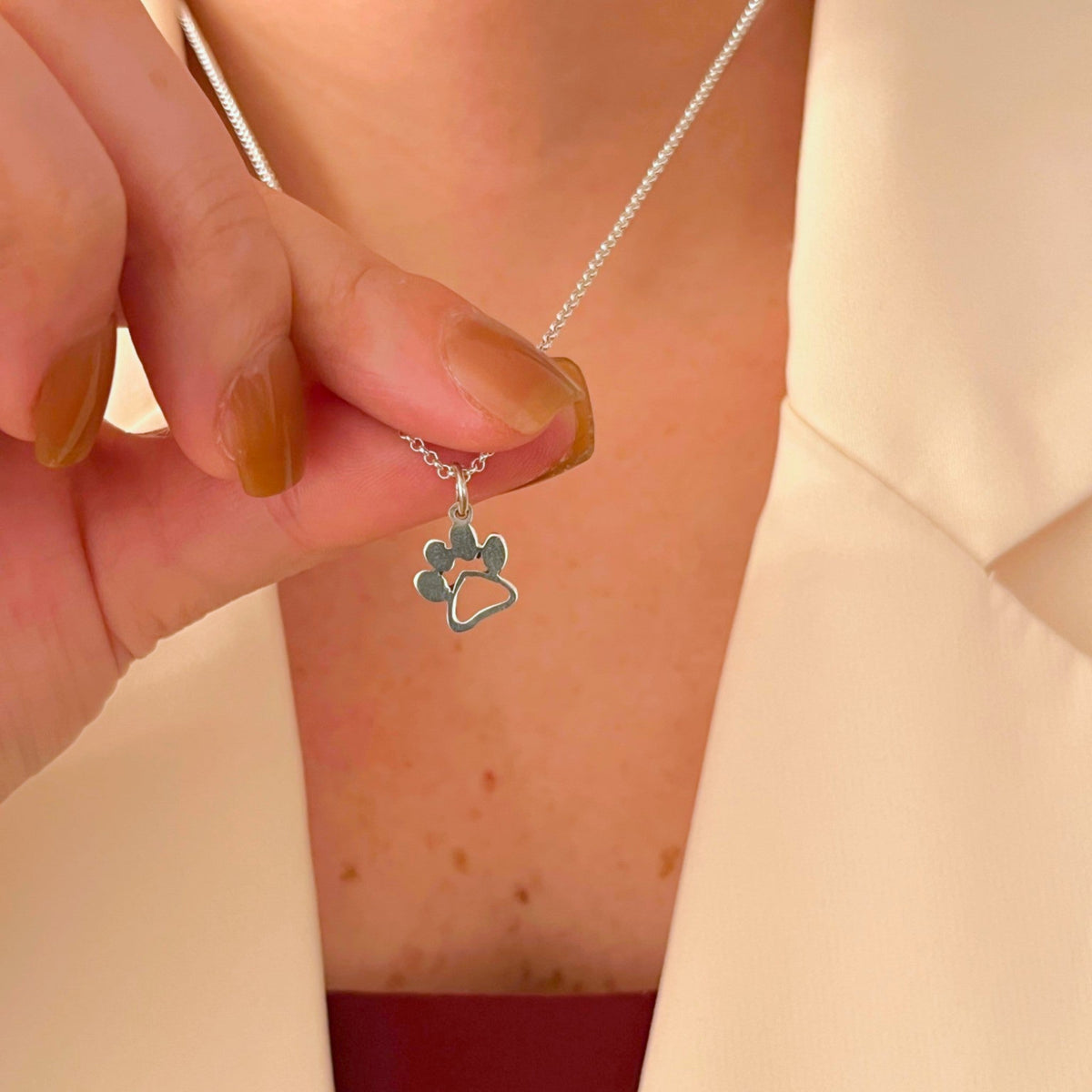 Cadena de plata 925 Hv Hermanas Villegas con dije de huellita de mascota calada en tejido Forcet