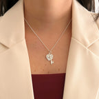 Collar Hv Hermanas Villegas de plata 925 con cadena Singapur y dije de llave vintage sobre corazón calado