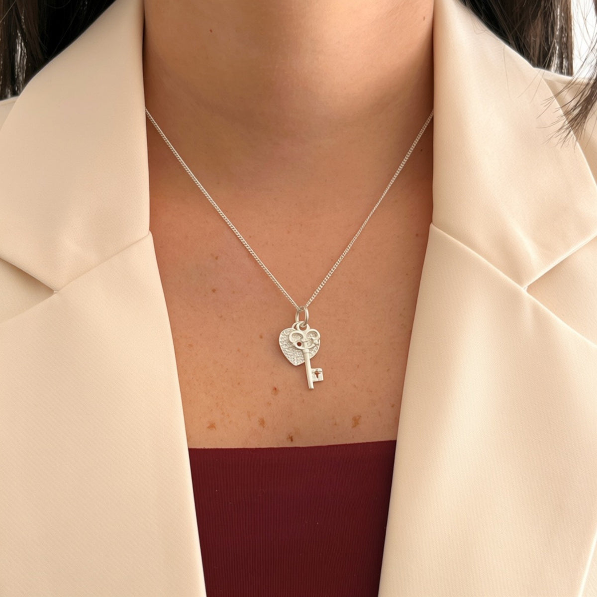 Collar Hv Hermanas Villegas de plata 925 con cadena Singapur y dije de llave vintage sobre corazón calado