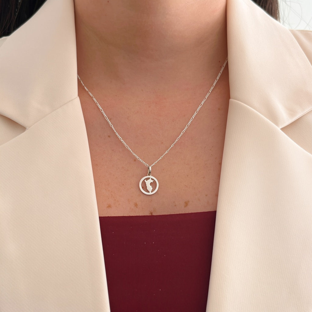 Cadena de plata 925 tejido Figaro con dije circular de mapa del Perú calado de la marca Hv Hermanas Villegas
