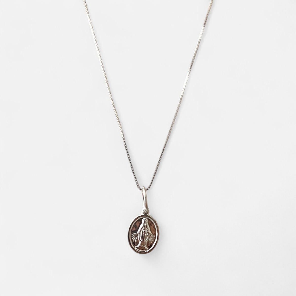 Collar Hv Hermanas Villegas de plata 925 con cadena veneciana y medalla ovalada de la Virgen Milagrosa en relieve