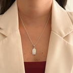 Cadena de plata 925 Hv Hermanas Villegas con medalla en relieve del Señor de los Milagros sobre blazer beige