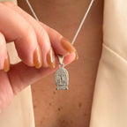 Cadena de plata 925 Hv Hermanas Villegas con medalla en relieve del Señor de los Milagros sobre cuello de mujer