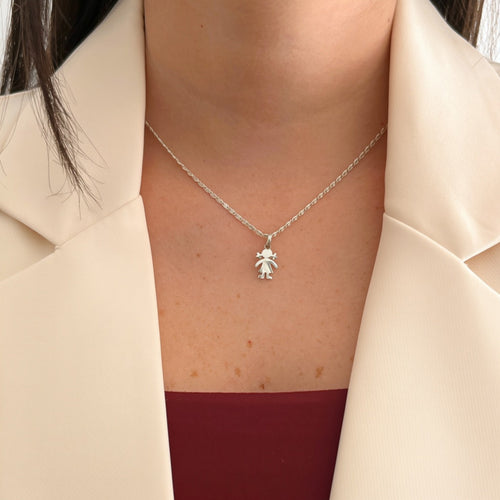 Collar Hv Hermanas Villegas de plata 925 con cadena tejido Singapur y dije de silueta de niña sobre blazer beige