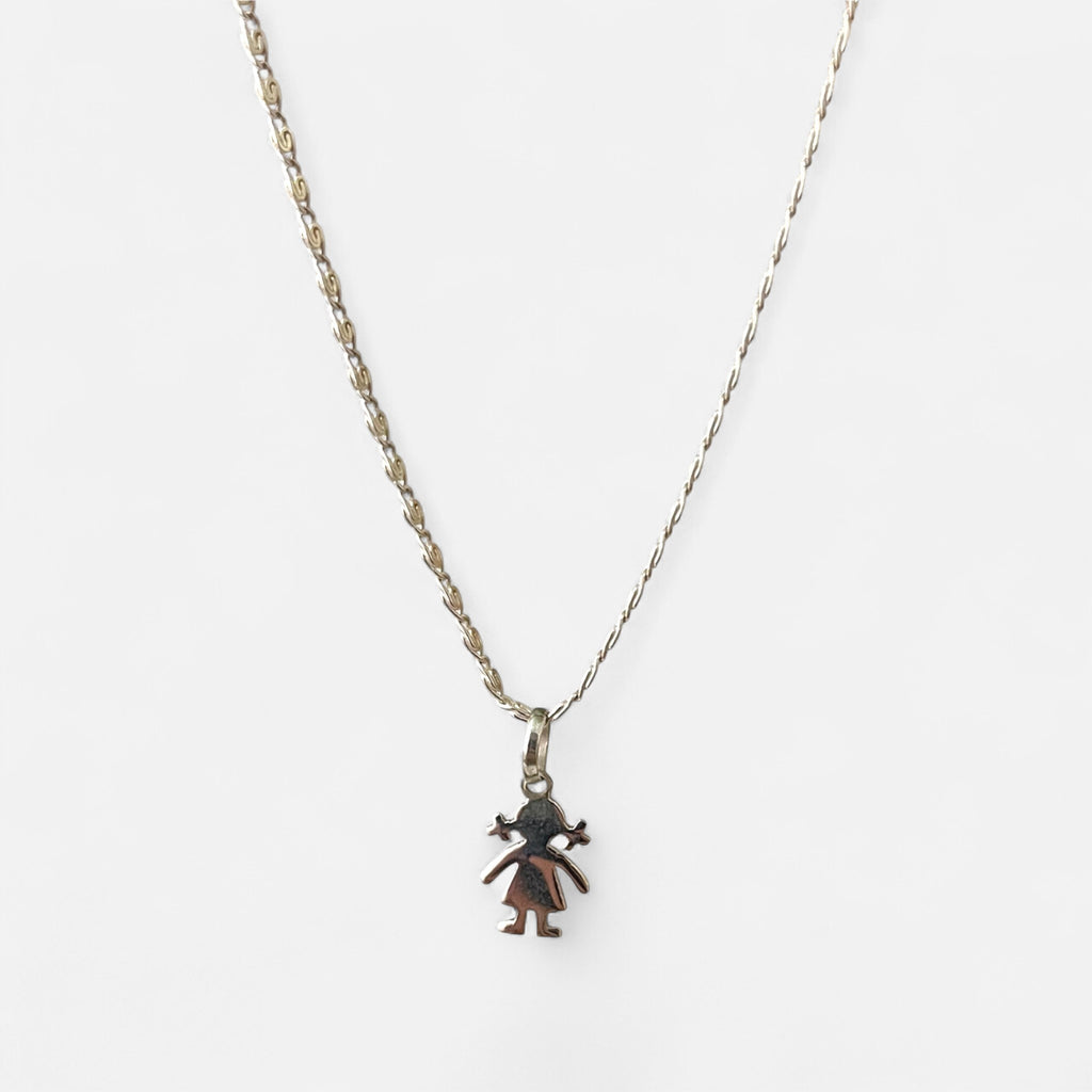 Collar Hv Hermanas Villegas de plata 925 con cadena tejido Singapur y dije de silueta de niña con coletas