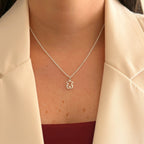 Cadena de plata 925 Hv Hermanas Villegas con dije de osito calado en tejido cordón sobre blazer beige