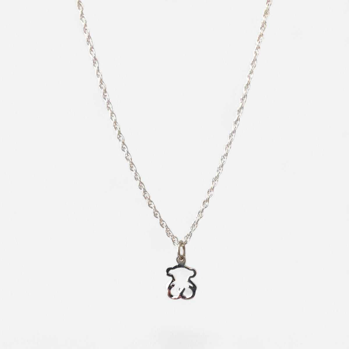 Collar Hv Hermanas Villegas de plata 925 con cadena tipo cordón y dije calado en forma de osito
