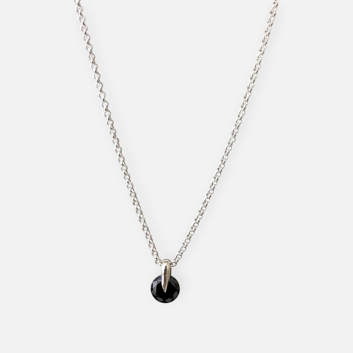 Collar Hv Hermanas Villegas de plata 925 con cadena forcet y colgante de punto de luz negro elegante