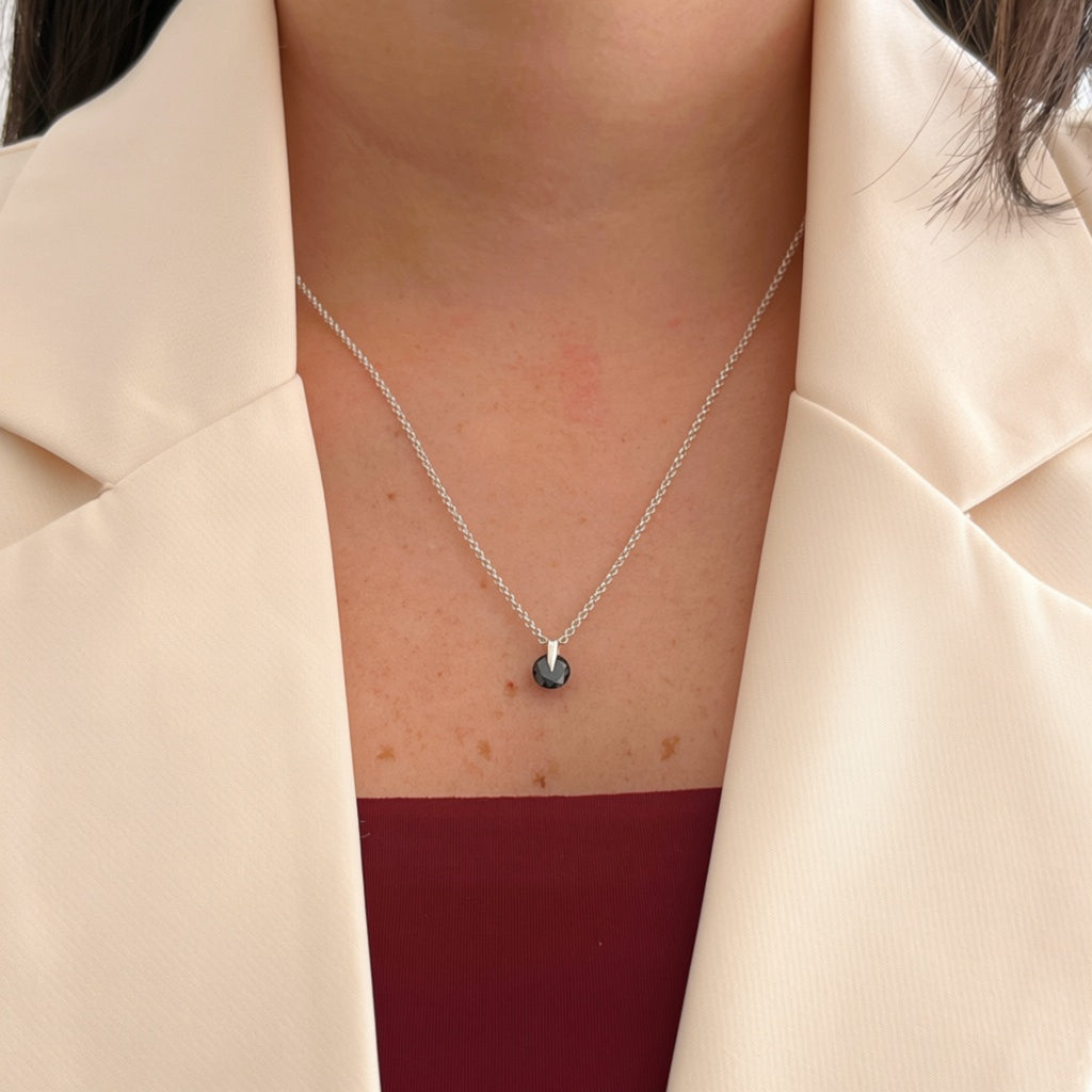 Cadena Hv Hermanas Villegas de plata 925 tejido Forcet con colgante de punto de luz negro sobre blazer beige