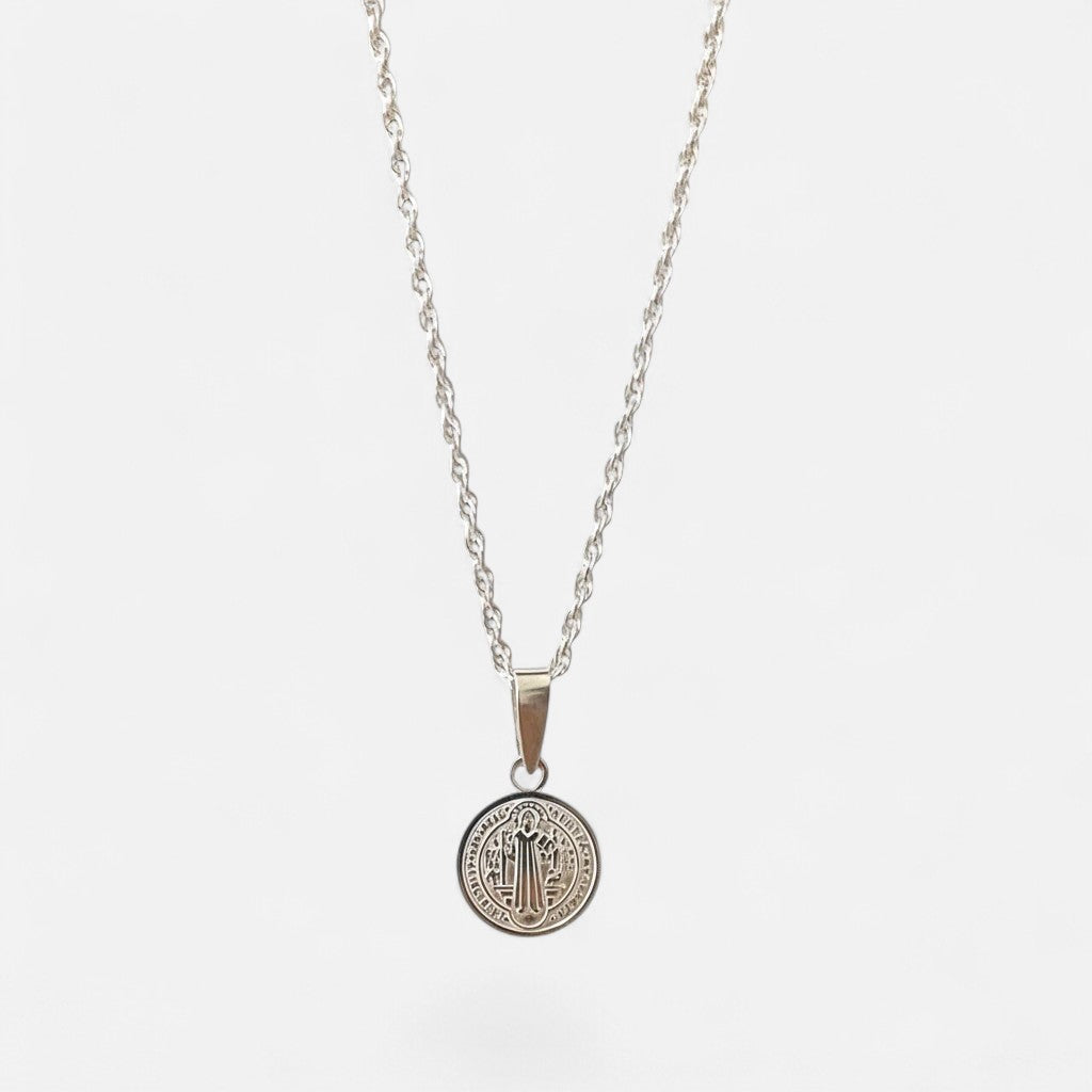 Collar Hv Hermanas Villegas de plata 925 con cadena tejido Singapur y medalla circular de San Benito en relieve