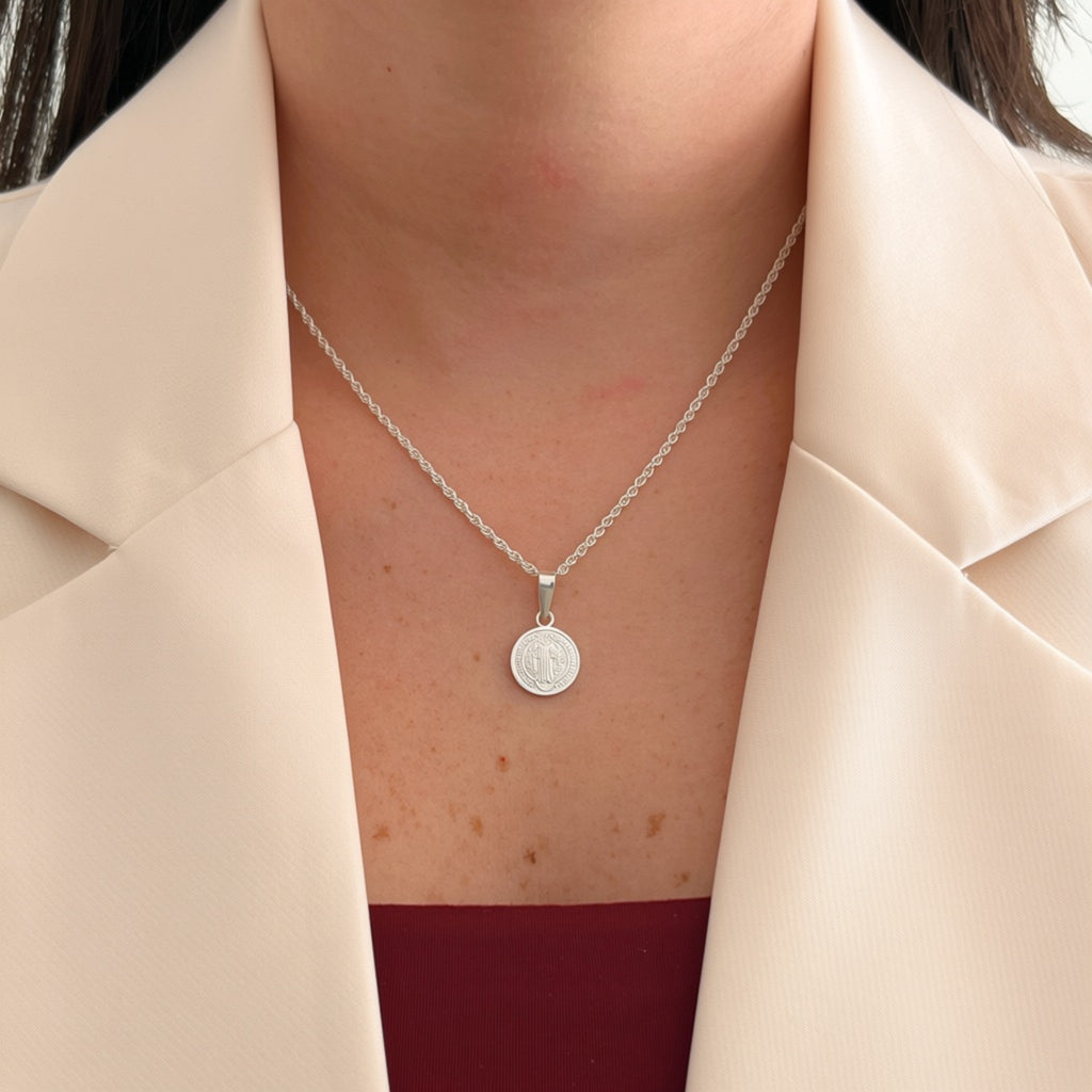 Collar Hv Hermanas Villegas de plata 925 con cadena tejido Singapur y medalla circular de San Benito en relieve