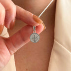 Collar Hv Hermanas Villegas de plata 925 con cadena tejido Singapur y medalla circular de San Benito en relieve