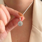 Cadena de plata 925 tejido Singapur con medalla de San Benito en relieve de la marca Hv Hermanas Villegas