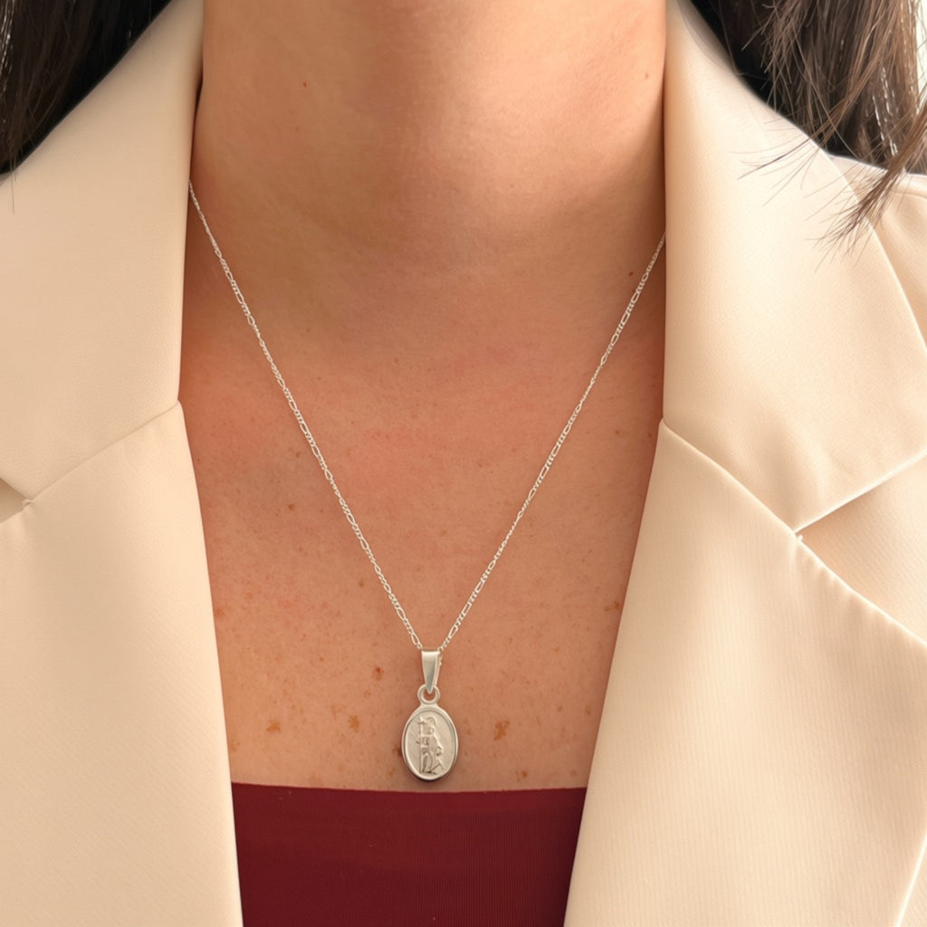 Collar Hv Hermanas Villegas de plata 925 con cadena tejido Figaro y medalla ovalada de San Judas Tadeo en relieve.