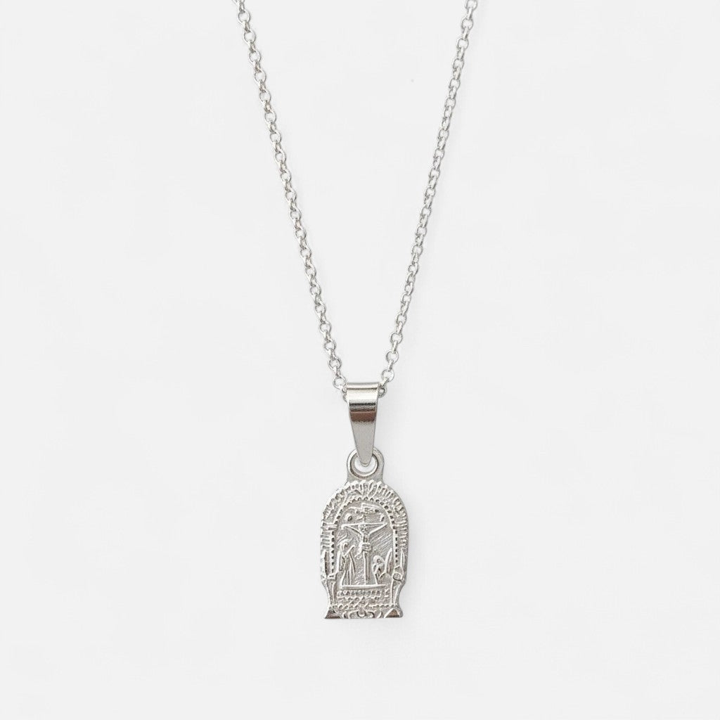 Collar Hv Hermanas Villegas de plata 925 con cadena forcet y medalla en relieve del Señor de los Milagros