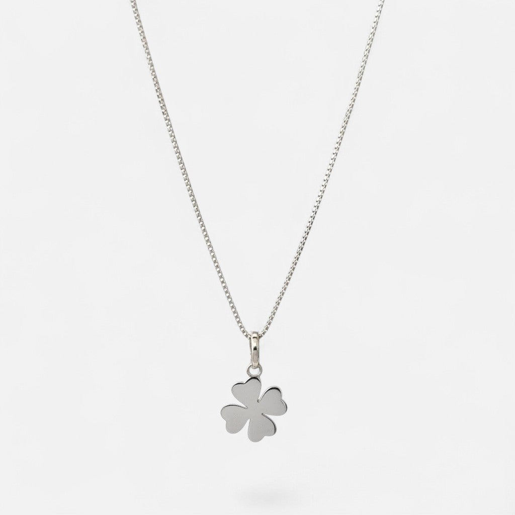 Collar Hv Hermanas Villegas de plata 925 con cadena veneciana y dije de trébol de cuatro hojas de acabado liso.