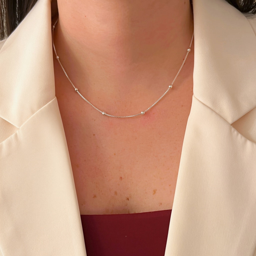 Cadena Hv Hermanas Villegas de plata 925 estilo veneciana con balines intercalados sobre cuello femenino