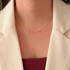 Cadena Hv Hermanas Villegas de plata 925 estilo veneciana con balines intercalados sobre cuello femenino