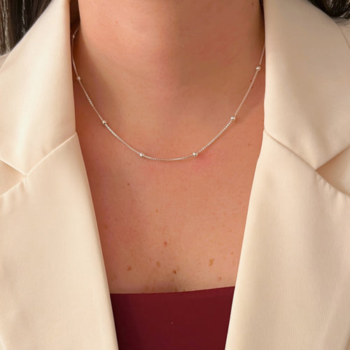Cadena Hv Hermanas Villegas de plata 925 estilo veneciana con balines intercalados sobre cuello femenino