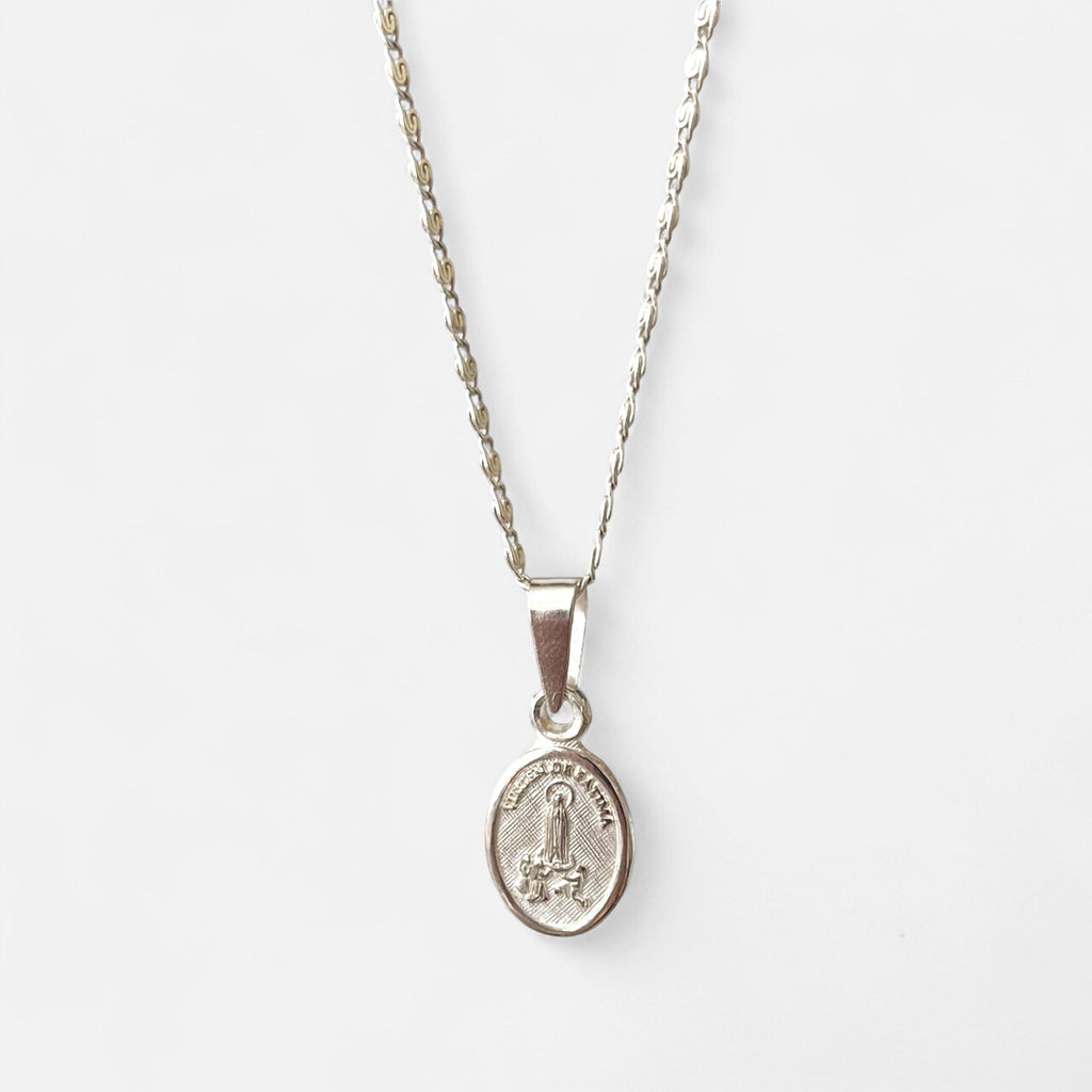 Cadena de plata 925 Hv Hermanas Villegas con medalla ovalada de la Virgen de Fátima en relieve y tejido Singapur