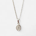 Cadena de plata 925 Hv Hermanas Villegas con medalla ovalada de la Virgen de Fátima en relieve y tejido Singapur