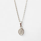 Cadena de plata 925 Hv Hermanas Villegas con medalla ovalada de la Virgen de Fátima en relieve y tejido Singapur