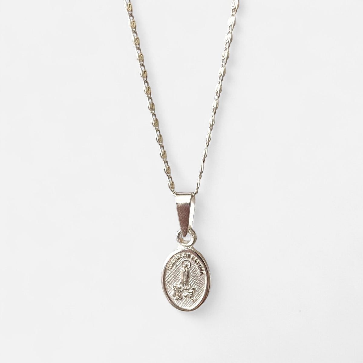 Cadena de plata 925 Hv Hermanas Villegas con medalla ovalada de la Virgen de Fátima en relieve y tejido Singapur