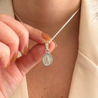 Cadena de plata 925 tejido Singapur con medalla ovalada de la Virgen de Fátima de la marca Hv Hermanas Villegas