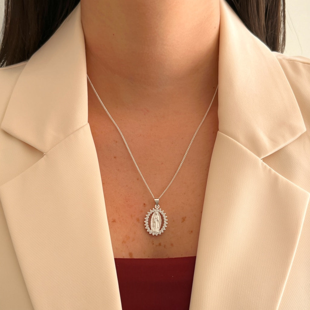 Collar Hv Hermanas Villegas de plata 925 con cadena grumet y medalla de la Virgen de Guadalupe rodeada de circonias.