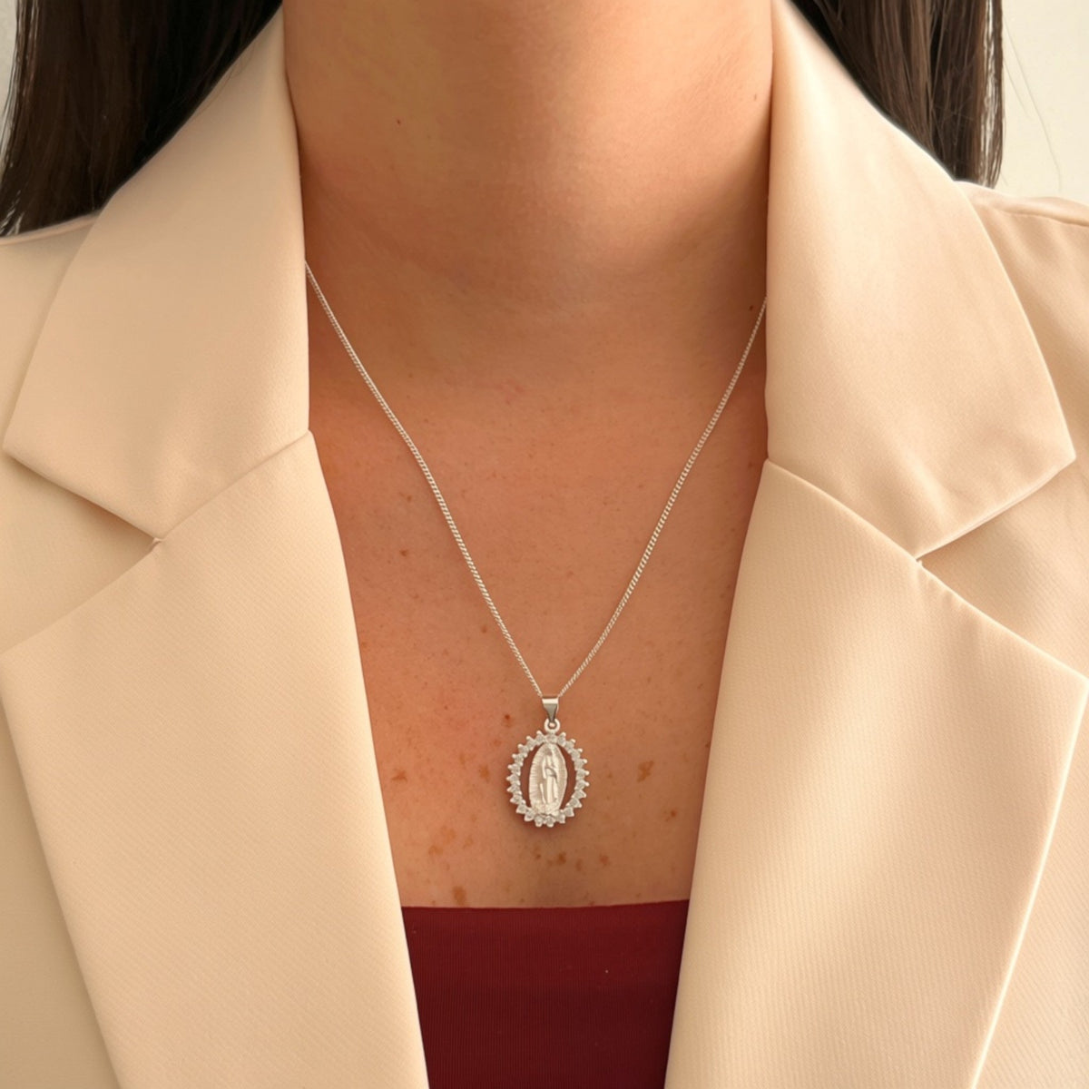 Collar Hv Hermanas Villegas de plata 925 con cadena grumet y medalla de la Virgen de Guadalupe rodeada de circonias.
