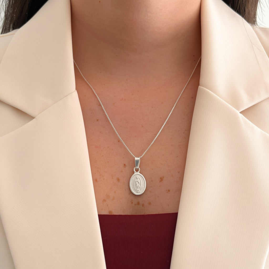 Collar Hv Hermanas Villegas de plata 925 con cadena veneciana y medalla ovalada de la Virgen de Guadalupe en relieve